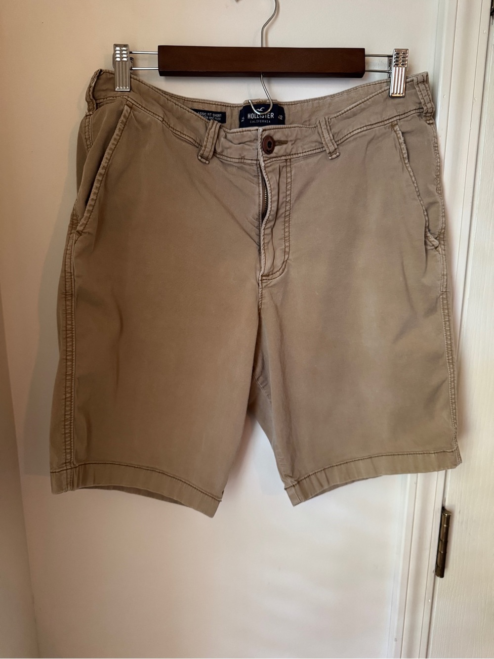 Hollister Men’s Tan Chino Shorts Size 32